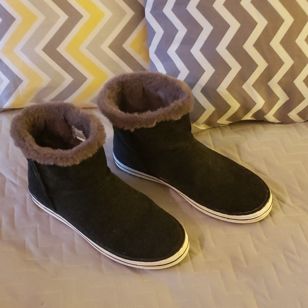 Red Head Boots With Fur Trim Size 7.5